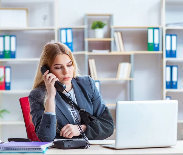 Lavoratrice infortunata che lavora in ufficio — Foto Stock