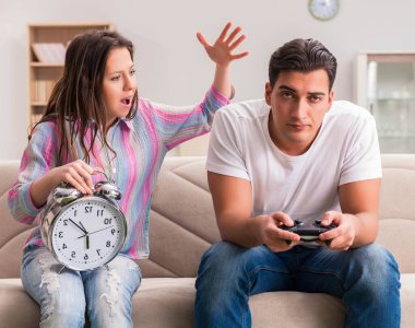 Bilgisayar oyunları bağımlılığından muzdarip genç aile