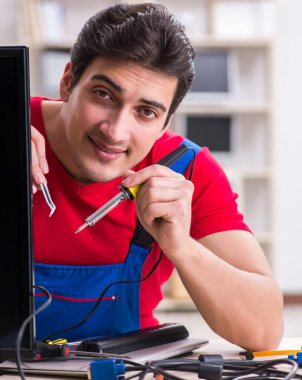 Profesyonel tamir mühendisi bozuk televizyonu tamir ediyor.