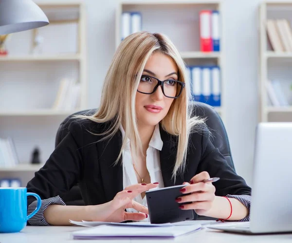 Empresária trabalhando no laptop na mesa no escritório — Fotografia de Stock