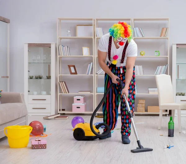 Lustiger Clown putzt zu Hause — Stockfoto