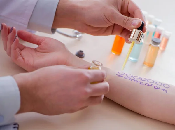 Medico test allergia reazione del paziente in ospedale — Foto Stock