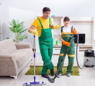 Evde çalışan profesyonel müteahhitleri temizliyorum.