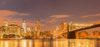 Manhattan ve Brooklyn köprüsünün gece manzarası