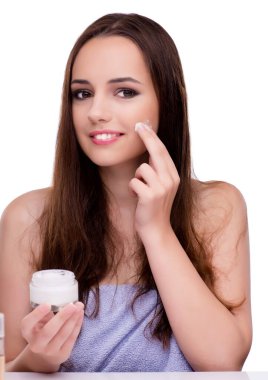 Beyazlar içinde makyaj yapan kadın.