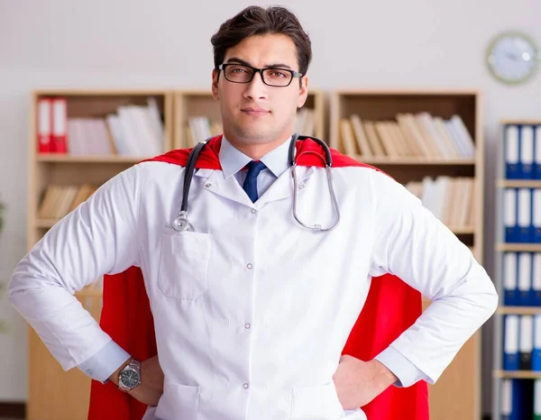 Superheld dokter werkt in het lab ziekenhuis — Stockfoto