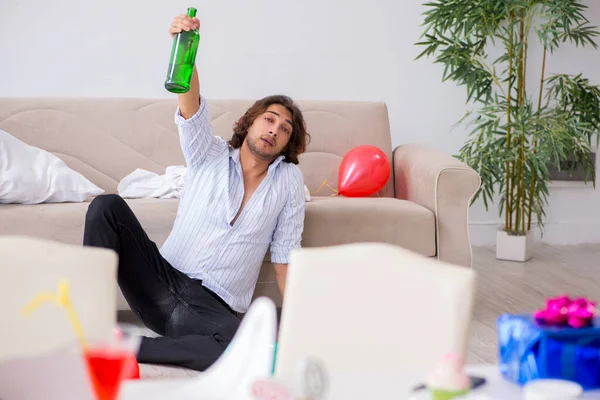 Jovem comemorando seu aniversário em casa — Fotografia de Stock