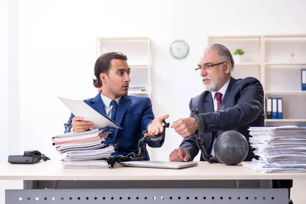 Dois funcionários do sexo masculino infelizes com o trabalho excessivo — Fotografia de Stock