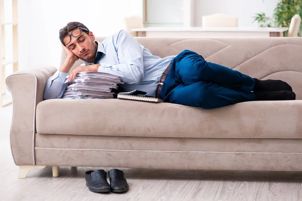 Junger männlicher Geschäftsmann arbeitet zu Hause — Stockfoto