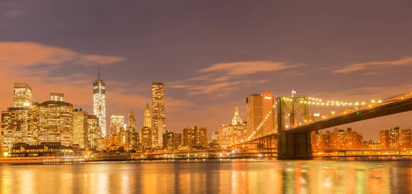 Vista noturna da ponte Manhattan e Brooklyn — Fotografia de Stock