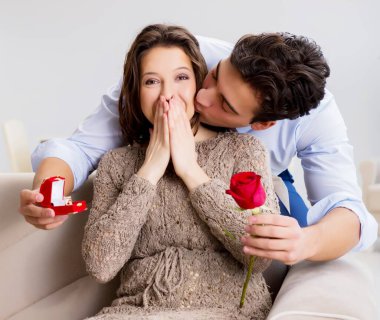 Evlilik teklifi yapan bir adamın romantik konsepti.