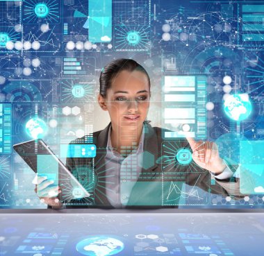 Fütürist veri madenciliği konseptinde bir kadın