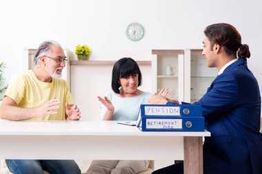 Finansal danışman yaşlı çifte emeklilik tavsiyesi veriyor