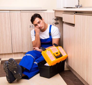 Mutfakta çalışan genç tamirci.