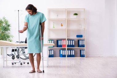 Kan nakli konseptinde genç bir erkek hasta.