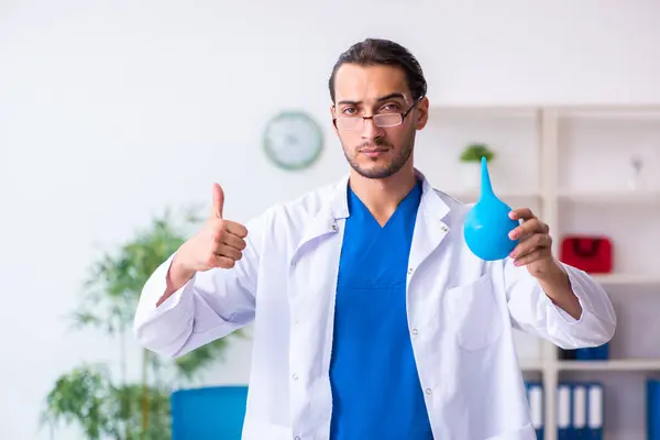 Klinikte çalışan genç bir erkek gastroenterolog. — Stok fotoğraf