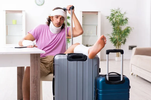 Jovem ferido se preparando para a viagem — Fotografia de Stock