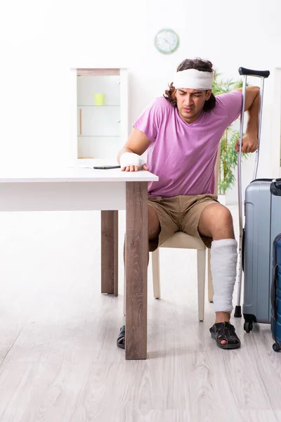 Jovem ferido se preparando para a viagem — Fotografia de Stock