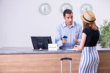 Otel resepsiyonundaki genç kadın.