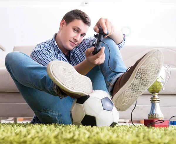 Hombre joven jugando juegos de ordenador en casa —  Fotos de Stock