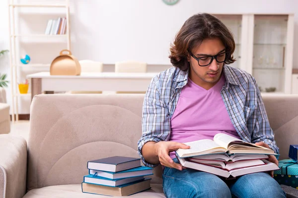 Joven estudiante masculino preparándose para los exámenes durante la Navidad — Foto de Stock