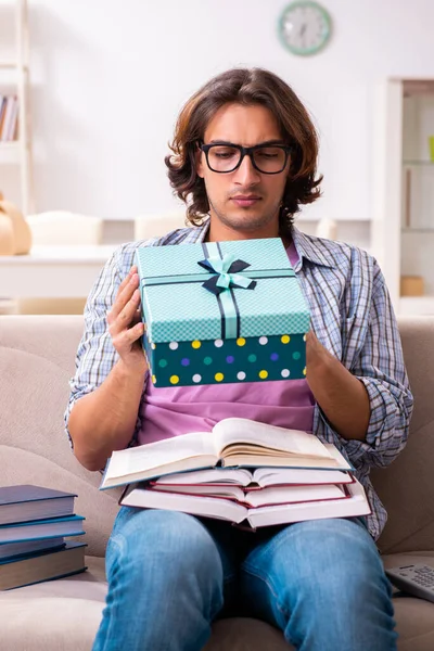 Joven estudiante masculino preparándose para los exámenes durante la Navidad — Foto de Stock