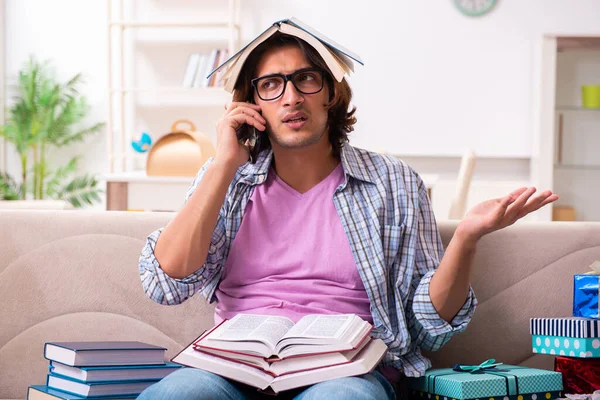 Joven estudiante masculino preparándose para los exámenes durante la Navidad —  Fotos de Stock