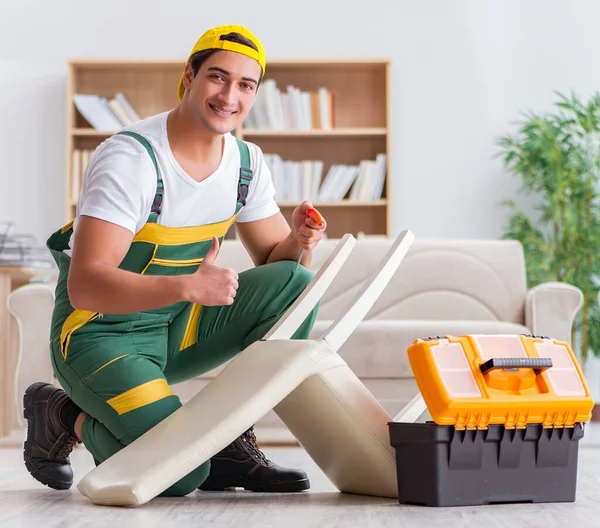 Werknemer repareert meubels thuis — Stockfoto
