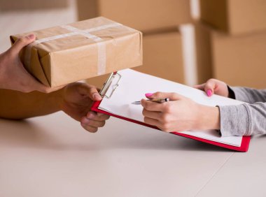 Paket teslim eden teslimatçı.