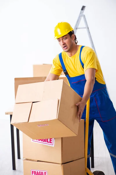 Joven macho profesional mover haciendo casa reubicación —  Fotos de Stock