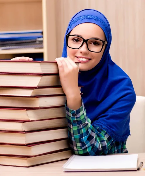 Muslimisches Mädchen bereitet sich auf Aufnahmeprüfungen vor — Stockfoto