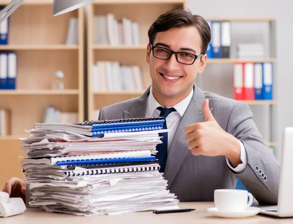 Bonito empresário que trabalha no escritório — Fotografia de Stock