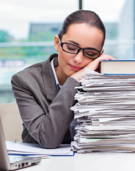 Jovem empresária que trabalha no escritório — Fotografia de Stock