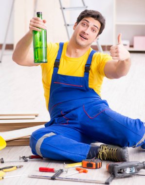 Tatilde içki içen tamirci.