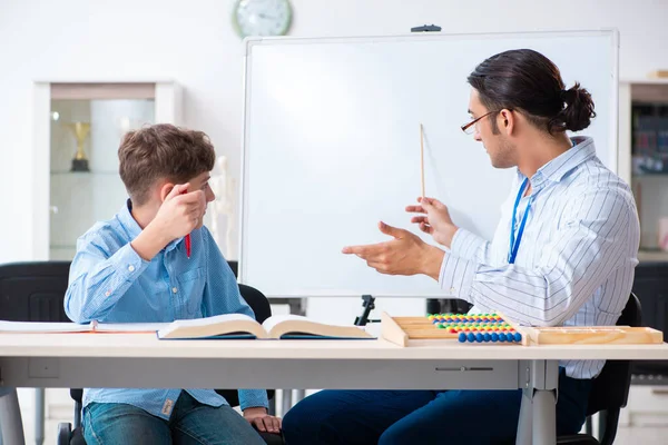 Jonge vader helpt zijn zoon voor te bereiden op examen — Stockfoto