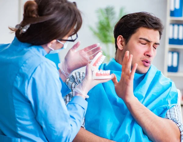 Patient afraid of dentist during doctor visit — Stock Photo, Image