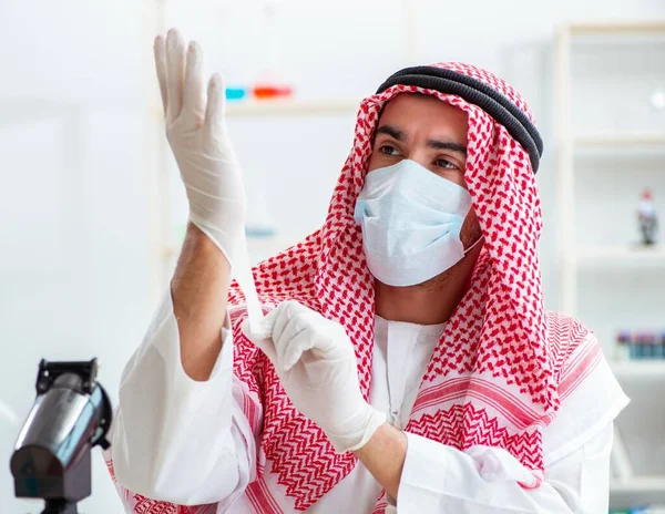 Químico árabe trabajando en la oficina del laboratorio —  Fotos de Stock