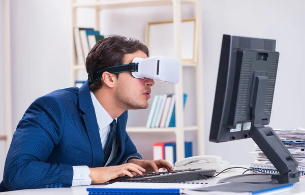 Υπάλληλος που χρησιμοποιεί γυαλιά εικονικής πραγματικότητας στο γραφείο — Φωτογραφία Αρχείου
