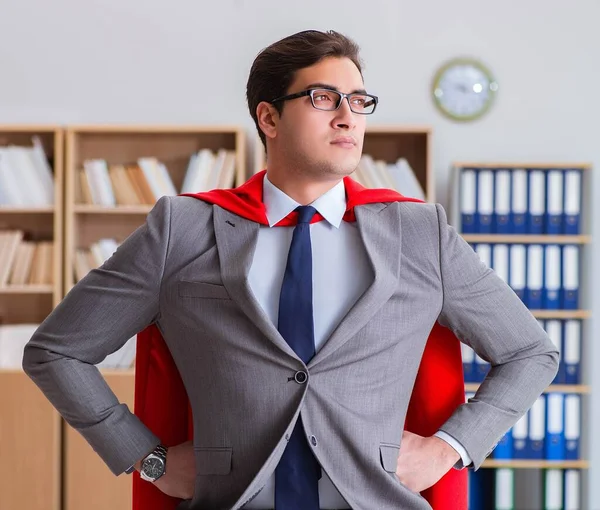 Superhrdina podnikatel pracující v kanceláři — Stock fotografie