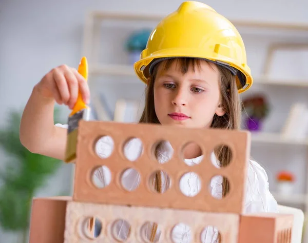 Bâtiment jeune fille avec briques de construction — Photo