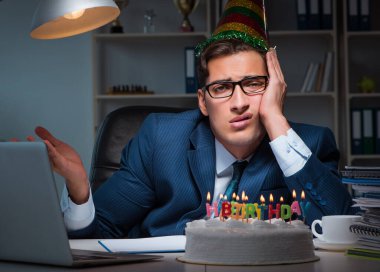 Adam ofiste doğum gününü kutluyor.