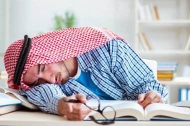 Üniversite sınavlarına hazırlanan Arap öğrenci