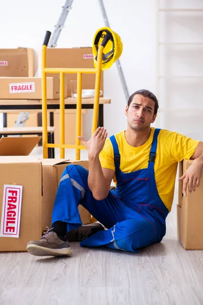 Young male professional mover doing home relocation — Stock Photo, Image
