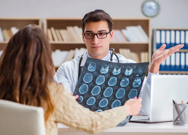 Jonge arts op zoek naar computer tomografie x-ray beeld — Stockfoto