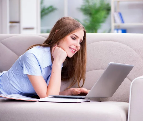 Jonge vrouwelijke student voorbereiding voor college examens — Stockfoto