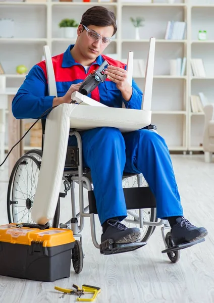 Krzesło dla niepełnosprawnych w warsztacie — Zdjęcie stockowe