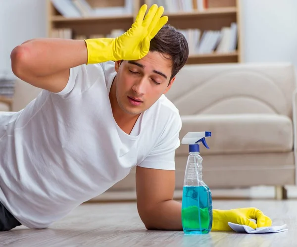 男人丈夫帮妻子打扫房子 — 图库照片