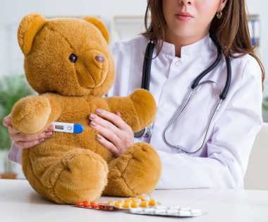 Çocuk oyuncak sağlığını kontrol ediyor