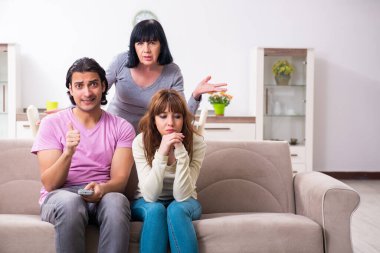 Aile sorunları konseptinde genç aile ve kayınvalide