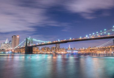 Manhattan ve Brooklyn köprüsünün gece manzarası